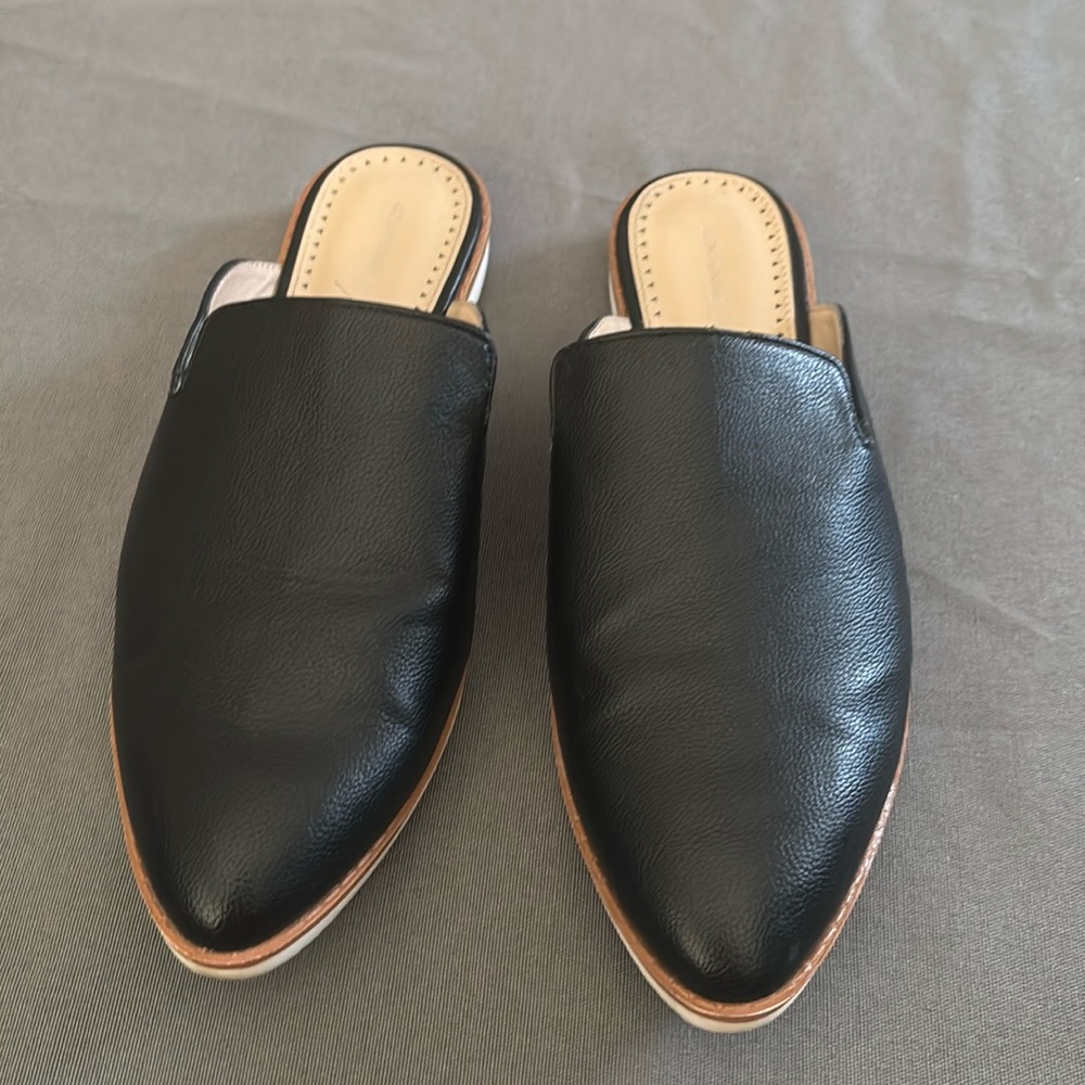 Excellent Condition Adrienne Vittadini Black Pointed Toe Mule Flats  Size 8 1/2.